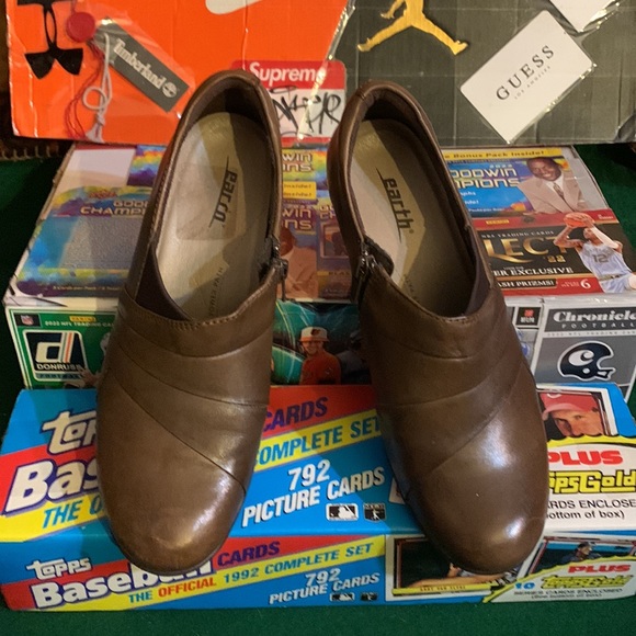 EARTH-women’s brown leather ‘GLORY BARK’ low zip-ankle heeled booties - Picture 3 of 10